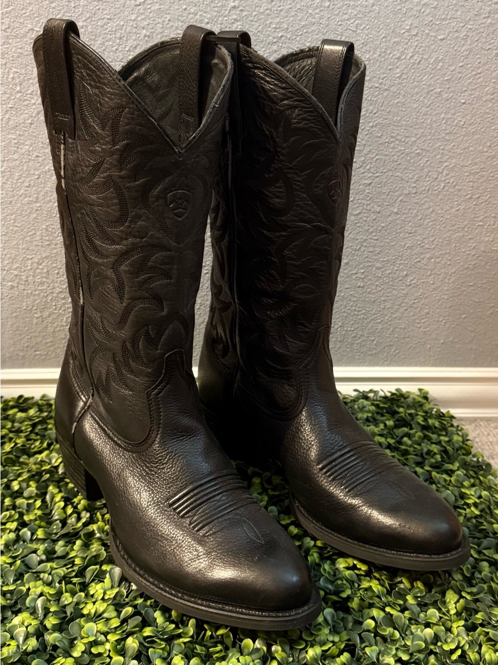 Ariat Heritage Rtoe Black Embossed Leather Western Boots size 11D